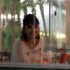 Atriz Maria Casadevall sorri para foto durante almoço em shopping carioca, nesta quinta-feira (26)