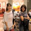 Maria Casadevall passeia em shopping na Barra da Tijuca, Zona Oeste do Rio de Janeiro, com sua mãe, nesta quinta-feira (26)