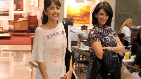 Maria Casadevall, de 'Amor à Vida', passeia com a mãe em shopping carioca