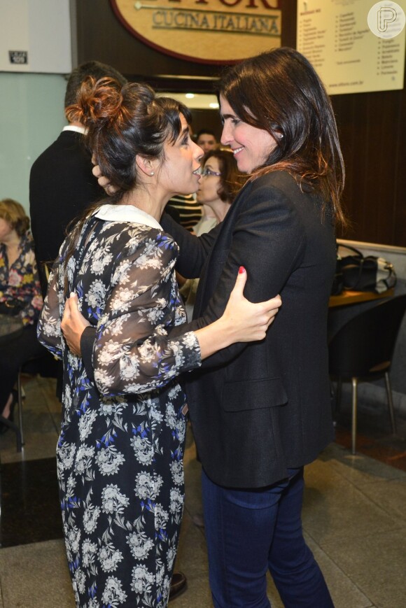 Malu Mader abraça a atriz Maria Ribeiro