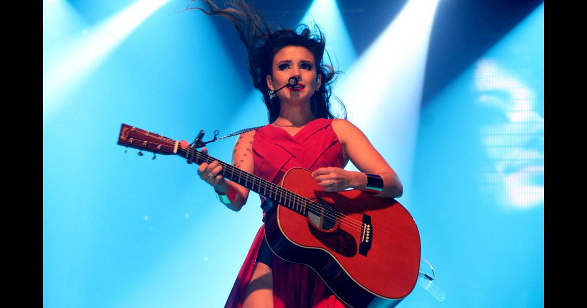 Paula Fernandes E Traida Por Vestido E Mostra Demais Em Show No Rj Purepeople