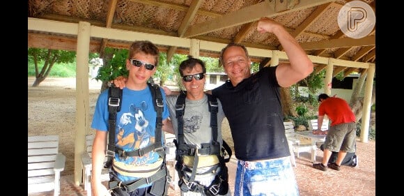 Rogério Chor (à direita) com o filho Beny e amigo Carlos Burle se preparando para fazer skydive em Fiji