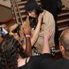 Anitta é tietada por seus fãs após show em Campinas, em São Paulo, na noite de sexta-feira (27)