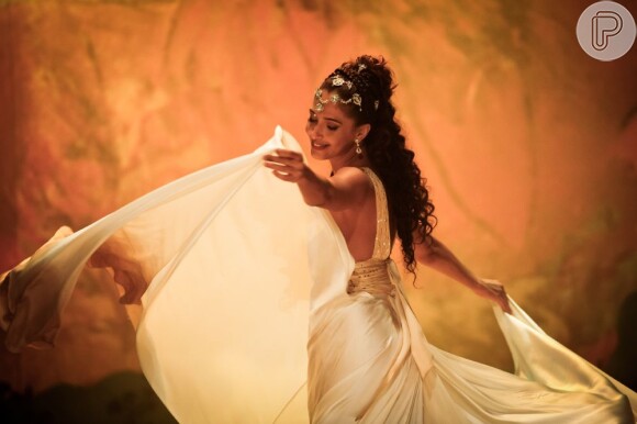 O espetáculo de dança de Isabel (Camila Pitanga) mistura samba com ritmos africanos e tem leve influência europeia