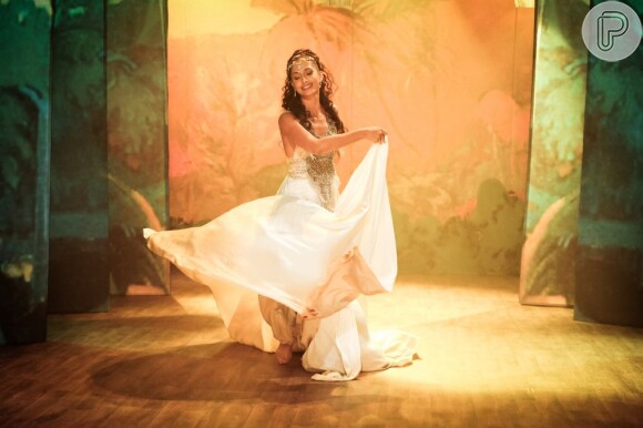 Isabel (Camila Pitanga) mostra todo seu gingado na pele de Isabel, dançando no palco do teatro Alheira em 'Lado a Lado'