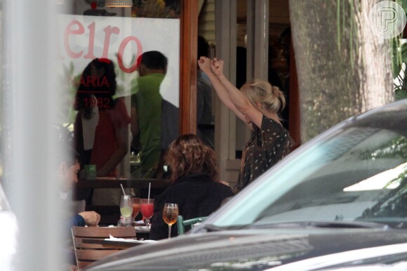 Mariana Ximenes conversa animada com amigos