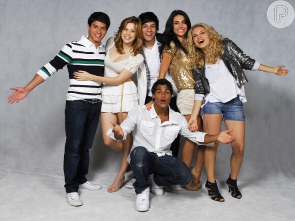 Arthur Aguiar ao lado do elenco de 'Rebelde': Sophia Abrahão, Lua Blanco, Mel Fronckowiak, Chay Suede e Micael Borges