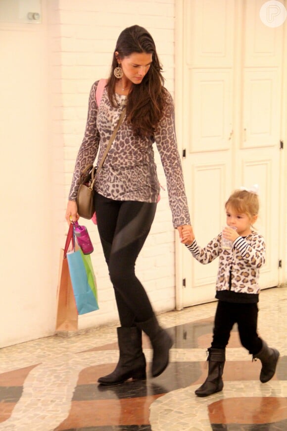 Daniella Sarahyba e a filha, Gabriela, usam look parecido para passear em shopping carioca