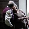 Lutero (Ary Fontoura) beija Bernarda (Nathalia Timberg) com suavidade e delicadeza, em cena 'Amor à Vida', em 3 de outubro de 2013