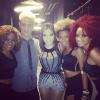 Anitta posa com seus dançarinos antes da apresentação em Orlando