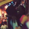 Anitta e uma garçonete de Orlando se abraçam e dançam juntas