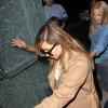 Kim Kardashian é guiada pelo segurança no aeroporto de Los Angeles