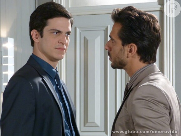 Félix (Mateus Solano) pede que Jacques (Julio Rocha) confirma se Pilar (Susana Vieira) está bem, em 'Amor à Vida'