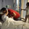 Carlito beija Valdirene no quarto do hospital e a mãe do rapaz entra na hora
