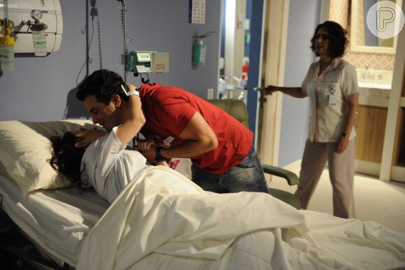 Carlito beija Valdirene no quarto do hospital e a mãe do rapaz entra na hora