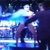 'Amor & Sexo': Otaviano Costa fica de tanguinha. Com a ajuda de dançarinos que atuavam com grandes leques de plumas, o ator não apareceu nu na TV