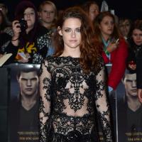 Kristen Stewart, com Robert Pattinson, divulga 'Amanhecer' em novo look rendado