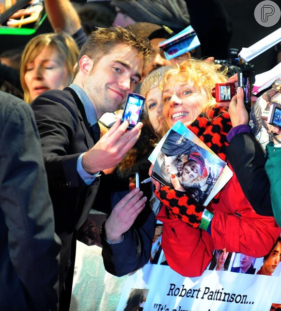 Robert Pattinson posa com fã