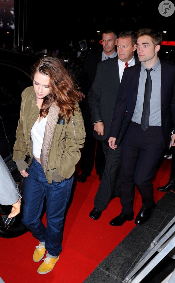 Kristen Stewart e Robert Pattinson deixam o local