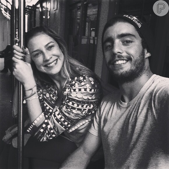 Luana Piovani e Pedro Scooby foram de metrô assistir o show de Seu Jorge no Rio de Janeiro