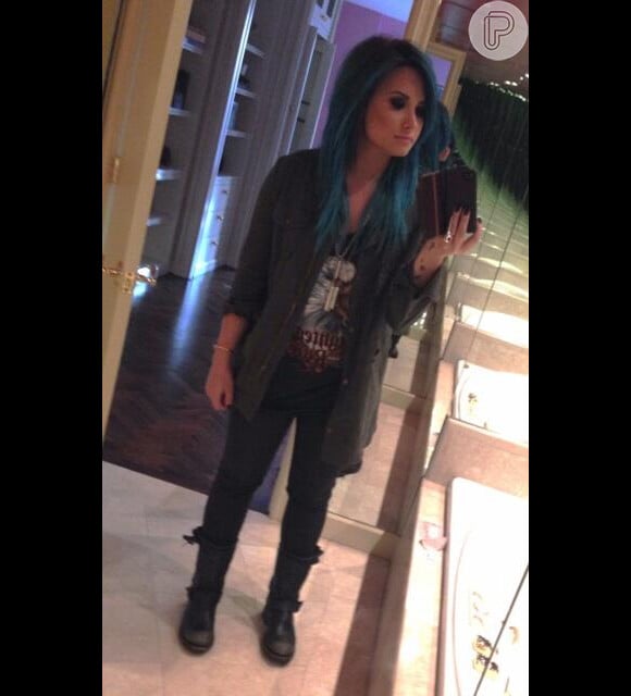 Demi Lovato pinta o cabelo de azul
