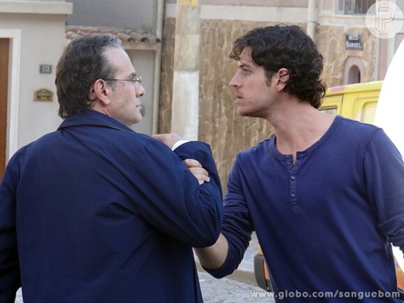 Bento (Marco Pigossi) e Wilson (Marco Ricca) se surpreendem ao saber que são pai e filho, em 'Sangue Bom'