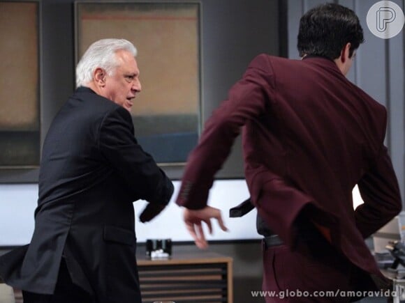 César (Antonio Fagundes) dá uma bofetada em Félix (Mateus Solano) ao descobrir que ele desciava dinheiro do San magno, em 'Amor à Vida'
