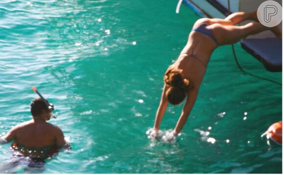 Cauã Reymond e Grazi Massafera mergulham nas águas azuis do arquipélago de Fernando de Noronha