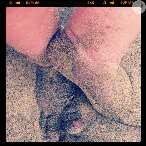Grazi Massafera fotografa os pés da sua filha com Cauã Reymon, Sofia, pela primeira vez na praia, em Fernando de Noronha