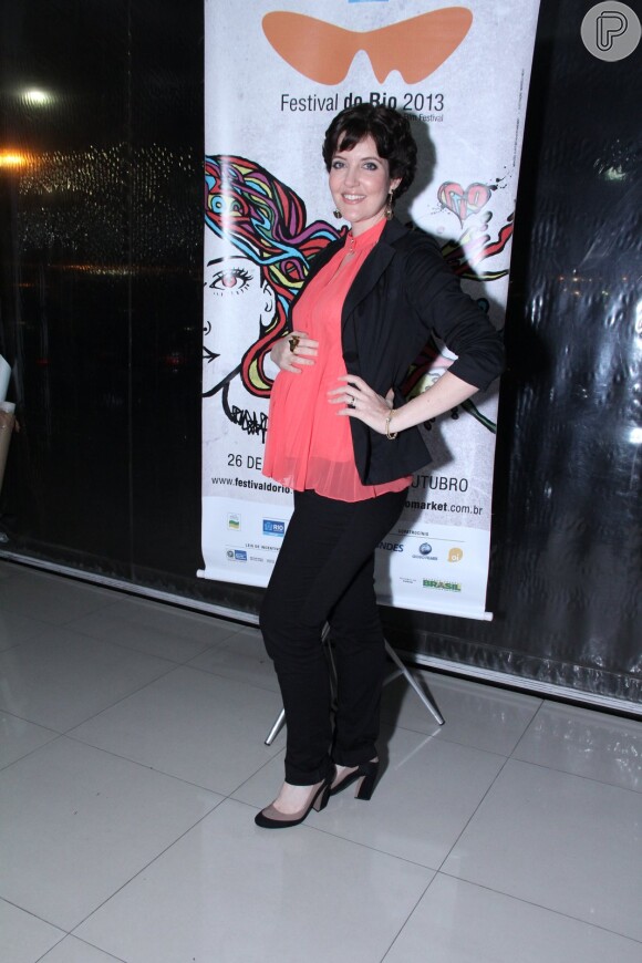 Larissa Maciel posa no Festival do Rio e exibe barriguinha de grávida
