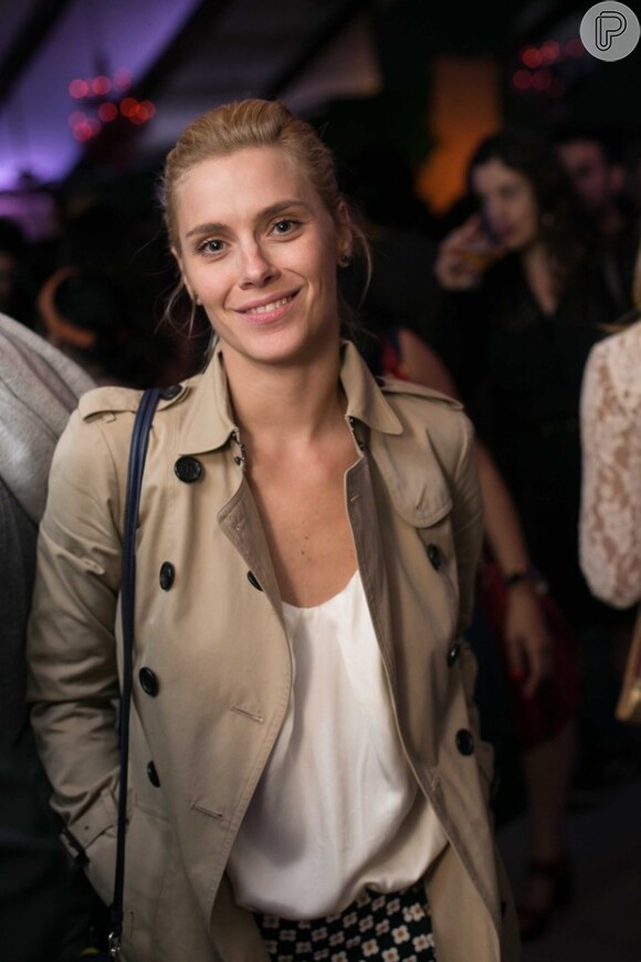 Carolina Dieckmann é fotografada na festa do filme 'Minutos Atrás', realizada na casa noturna Zozô
