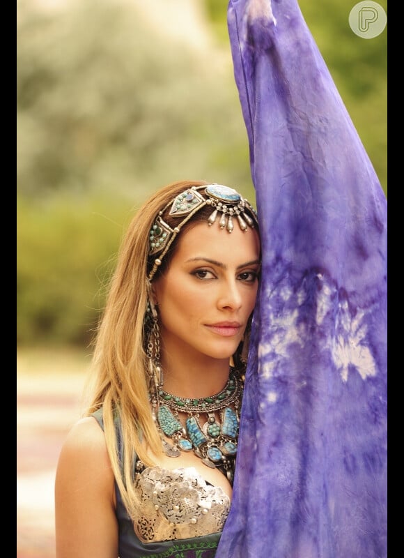 Bianca (Cleo Pires) tenta se adaptar aos costumes turcos para ficar bem com Zyah (Domingos Montagner) em 'Salve Jorge'