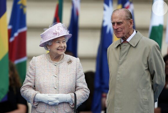 A Rainha Elizabeth II e o seu marido, o duque de Edimburgo, são nomes confirmados na enxuta lista de convidados para o batizado de seu bisneto, o príncipe George Alexander Louis, no dia 23 de outubro de 2013, na Capela Real, no Palácio St. James, em Londres