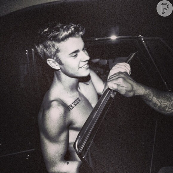 Justin Bieber faz questão de ficar sem camisa, exibindo o dorso sarado, durante seu shows e após eles