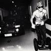 Justin Bieber sempre é visto nos corredores de seus shows em um veículo motorizado