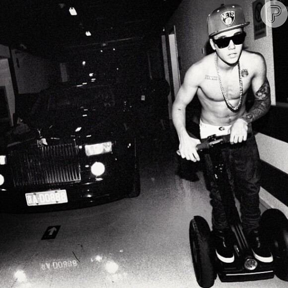 Justin Bieber sempre é visto nos corredores de seus shows em um veículo motorizado