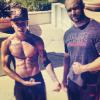 Justin Bieber posa sarado com seu personal trainer, Patrick Nilsson. O profissional viaja com o cantor