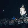 Justin Bieber usa regatas brancas, bem justas, para evidenciar sua forma física durante a 'Believe Tour'