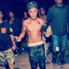 Justin Bieber exibe seu abdome sarado que chama a atenção