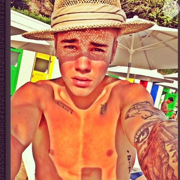 Justin Bieber mostra aos seguidores do Instagram o resultado de seu dia de sol com o peitoral malhado