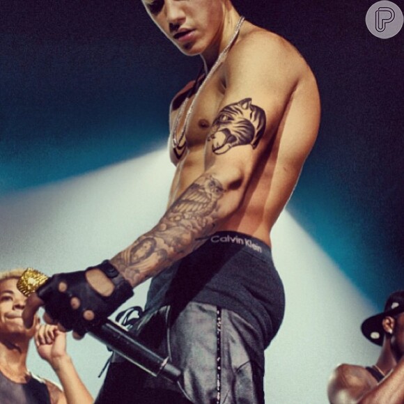 Justin Bieber exibe os músculos durante os shows e leva as fãs ao delírio na platéia