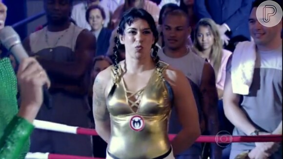 Ana Maria Índia deu uma 'chave de pepeca' no ator José Loreto, durante o programa 'Amor & Sexo' desta quinta-feira, 10 de outubro de 2013