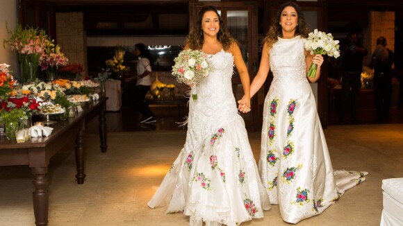 Daniela Mercury e Malu Verçosa usam vestido tradicional de noiva em casamento