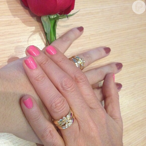 A cantora postou uma foto exibindo a sua mão e a de Malu com as alianças do casamento: 'Daniela Mercury de Almeida Verçosa e Malu Verçosa de Sá Mercury!'