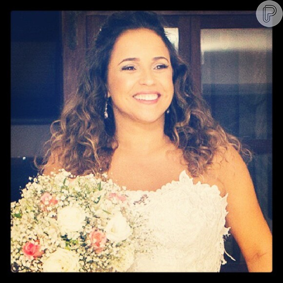 A cantora Daniela Mercury não continha a expressão de felicidade durante  o seu casamento