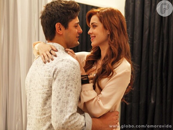 Rogério (Daniel Rocha) conheceu Natasha (Sophia Abrahão) nos EUA a pedido de Lídia (Angela Rebello) e os dois se apaixonaram, em 'Amor à Vida'