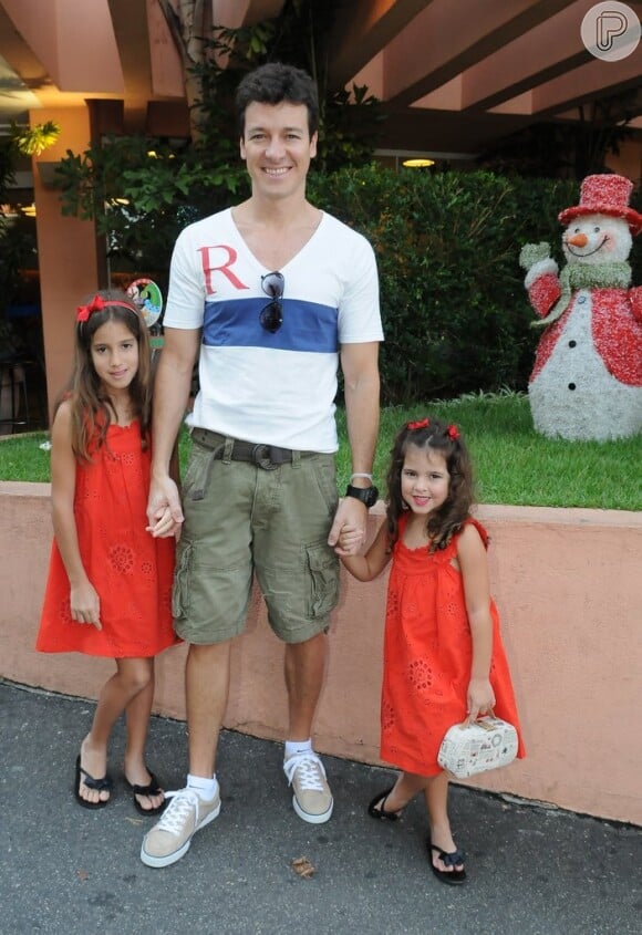 Rodrigo Faro leva as filhas, Clara e Maria para buscar Vera Viel e a caçula Helena, em 24 de dezembro de 2012