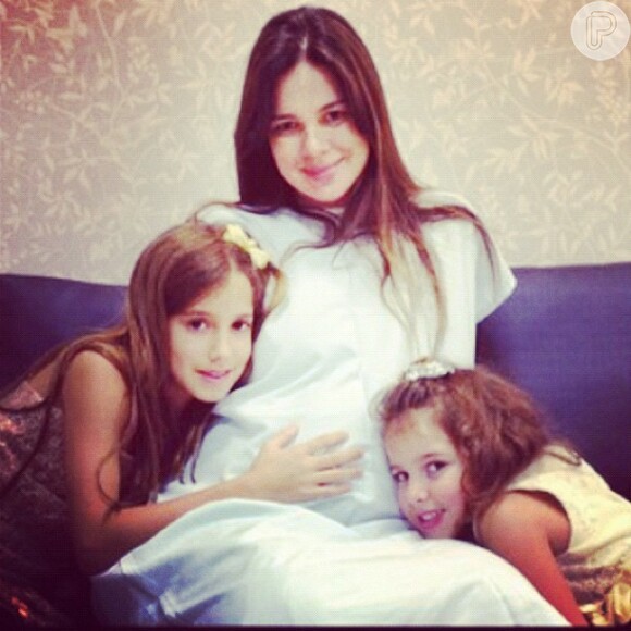 Vera Viel posta foto de seu último dia de gravidez com as filhostas Clara e Maria