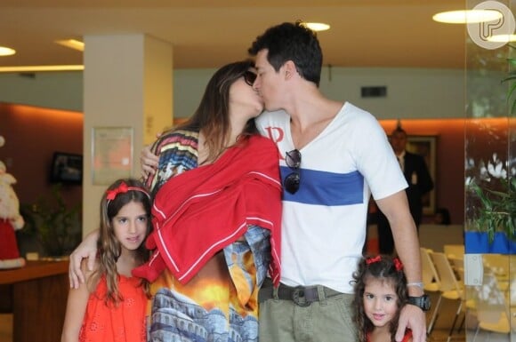 Vera Viel e Rodrigo Faro se beijam na frente da maternidade