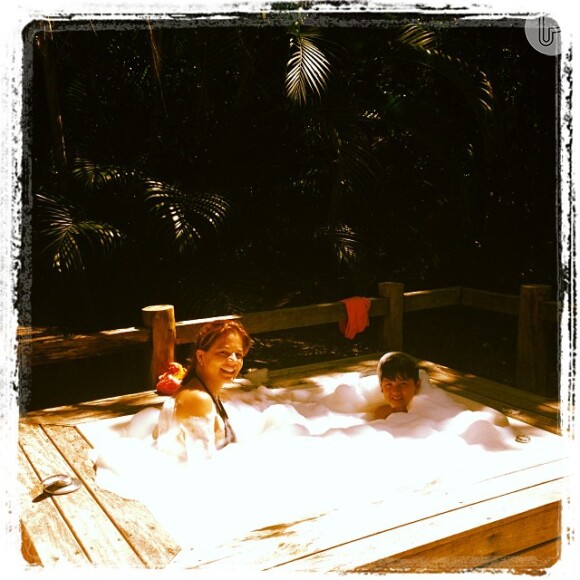 Nivea Stelmann está curtindo férias com o filho, Miguel, e com o marido, Marcus Rocha na Bahia. Na imagem, a atriz se diverte em uma banheira de espuma, em 15 de outubro de 2013